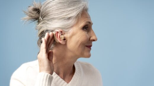 Kvinna med hörapparat