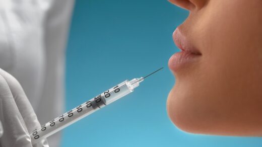 Kvinna som får botox injektion i läppar