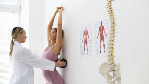 kvinna hos kiropraktor