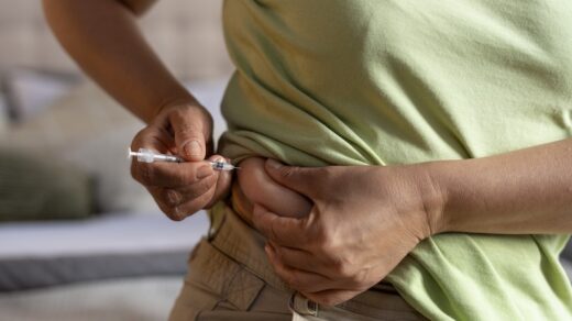 Kvinna som tar spruta