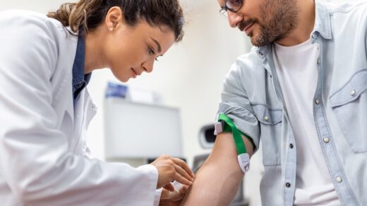 Sköterska tar blodprov på patient