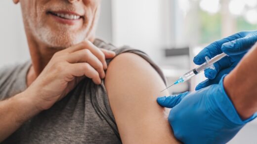 Äldre man som får vaccin